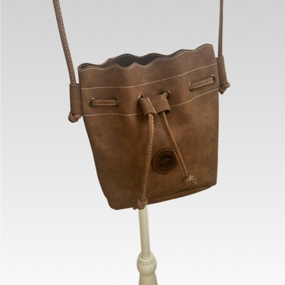 Elegant Tan Leather Crossbody Bag - Picture 2 of 7
